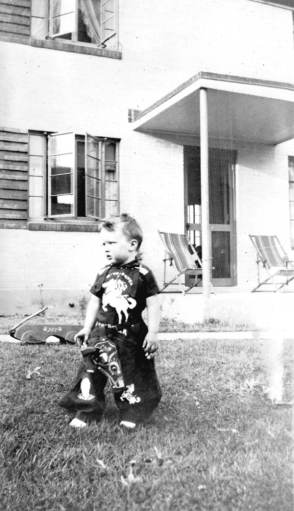 A young boy decked out in "Lone Ranger" clothes and toy gun. State Archives of Florida, Florida Memory, http://floridamemory.com/items/show/154796